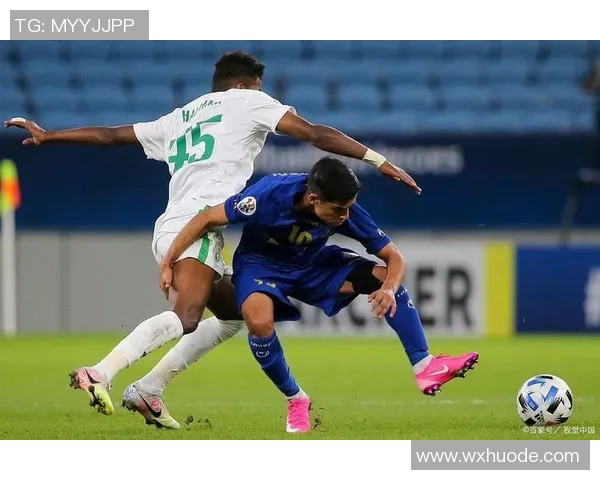 路人意外闯入镜头成为足球明星瞬间引发热议与关注